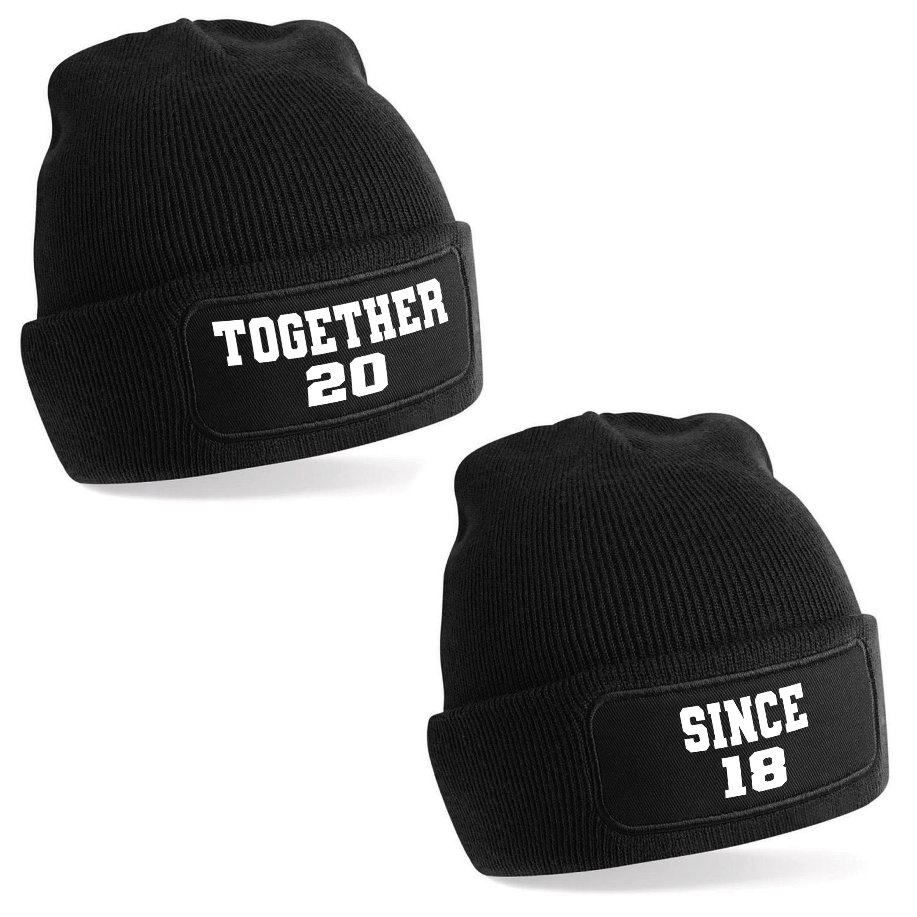 personalisiertes 2er Set Beanie Strickmützen mit Spruch und Wunschzahl | Together since | Farbwahl | Unisex SoftTouch angenehm weiche und warme Wintermütze | OneSize Einheitsgröße für Erwachsene