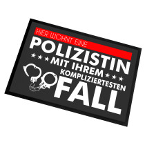 Fußmatte | Türmatte mit Spruch | 60x40cm | Hier wohnt eine Polizistin mit ihrem kompliziertesten Fall | für innen und außen | Vorleger für die Haustür / Flur | Geschenk zur ersten Wohnung